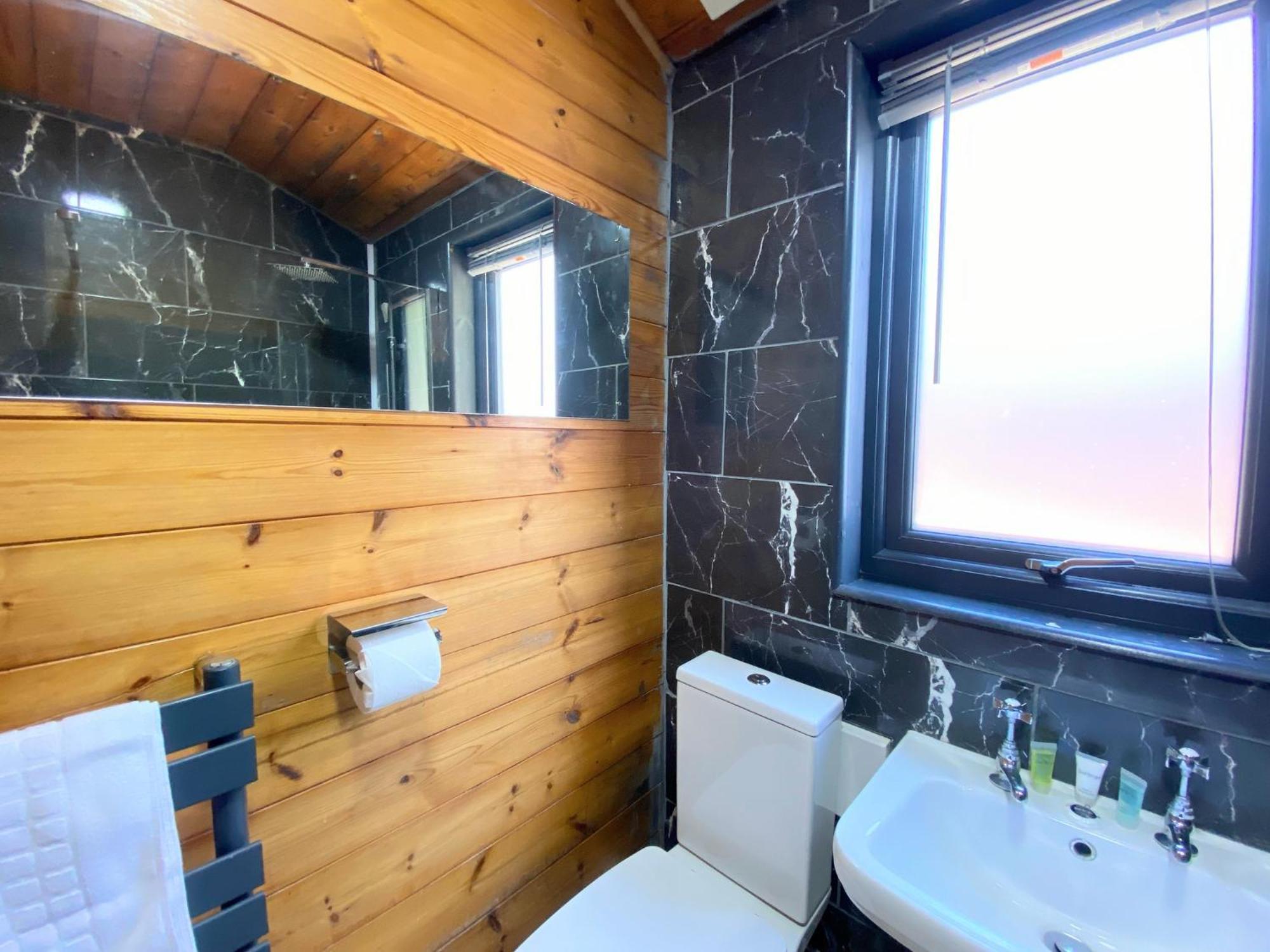 Magpie 4 Hot Tub Huntersmoon-warminster-bath-salisbury Holiday home *